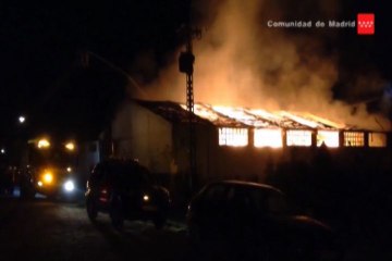 Fuerte incendio en una nave de Aranjuez