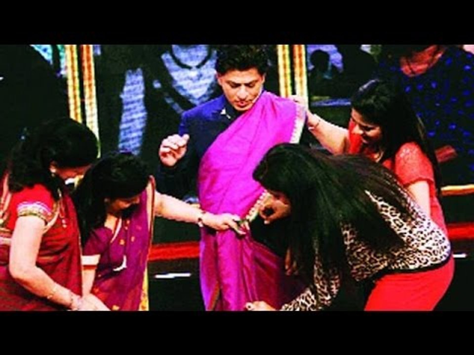 Shah Rukh Khan Drapes A Saree On India Poochega...