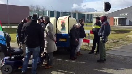 Скачать видео: Beelden: Groningers in Opstand demonstreert in Farmsum - RTV Noord