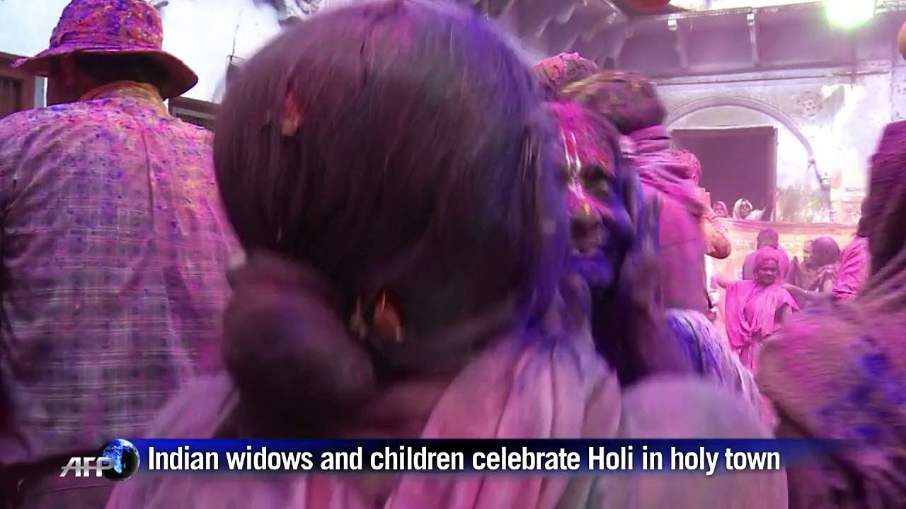 Indian widows and children celebrate Holi in holy town