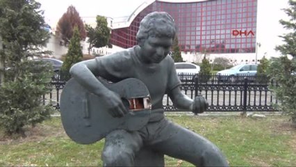 Samsun Gitar Çalan Çocuk Heykeline Saldırı