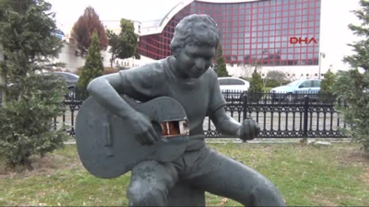 Samsun Gitar Çalan Çocuk Heykeline Saldırı