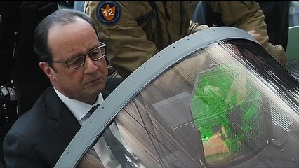 Hollande s'installe dans un Rafale lors d'une visite aux ateliers Dassault à Mérignac