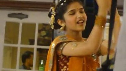 Beautiful Girl Mehndi Dance " Mehndi Hy Lagne Wali" HD