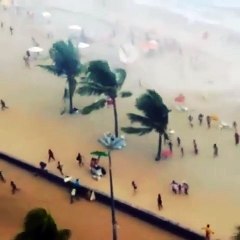 Tornado de agua derriba personas que se bañaban en la playa