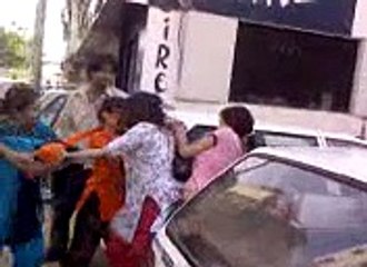 ooppsss girls fighting..