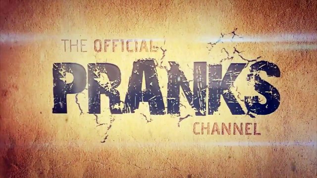 Elle laisse tomber un god dans les toilettes des femmes et leurs réactions sont à mourir de rire!