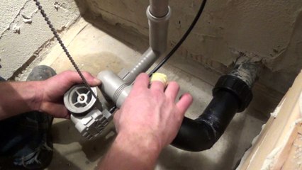 Remplacer une baignoire abîmée sans dégât au carrelage et à la plomberie