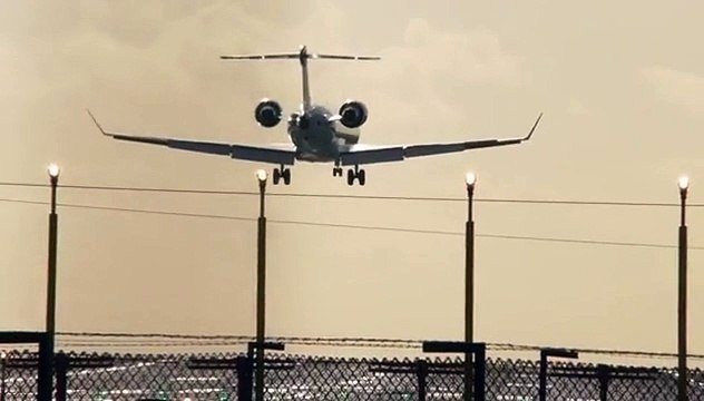 Etihad 777 HOVERING in mid-air at Manchester Airport