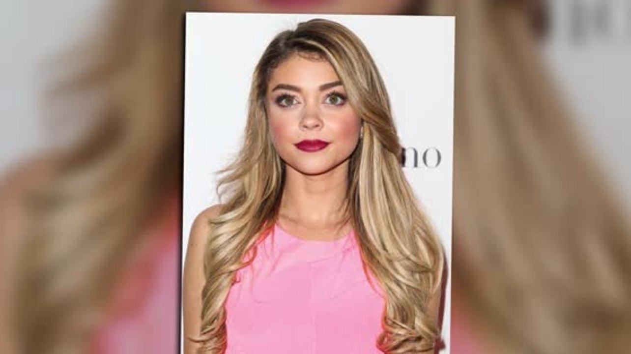 Sarah Hyland Stuns glänzt bei der Kindred Foundation For Adoption Wohltätigkeitsveranstaltung