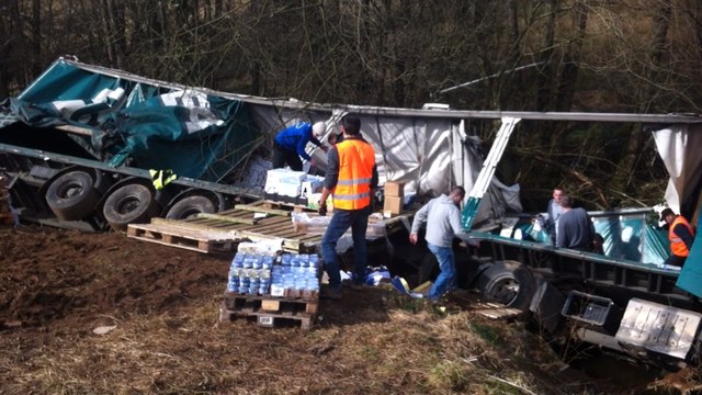 Un poids lourd finit dans une rivière