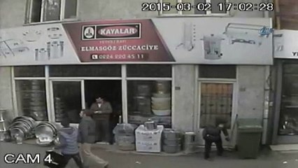 Pes dedirten dolandırıcılık anı kamerada