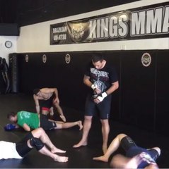 Werdum ensina arte marcial hilária da 'cara dura'