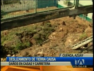 下载视频: Deslizamiento de de tierra causa daños en casas y vías