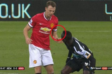 Quand Papiss Cisse et Jonny Evans se crachent dessus
