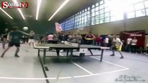 Masa tenisini kafayla oynayan gençler