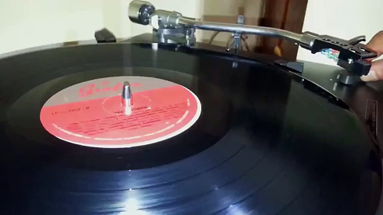 Zeki Müren - Gök Yüzünde Yalnız Gezen Yıldızlar (Orijinal Plak Kayıt)