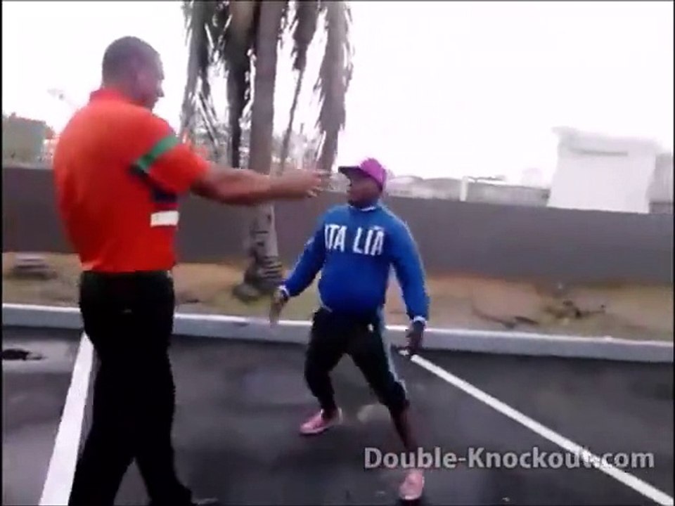 Ce mec Géant se Fait Défoncer par un Petit