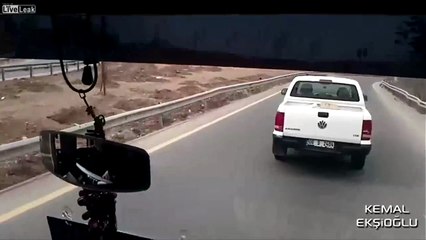 Aracını Sıkıştıran Otobüs Şoförüne Dersini Veren...