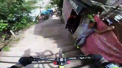 Ce champion de VTT fait une course de folie !