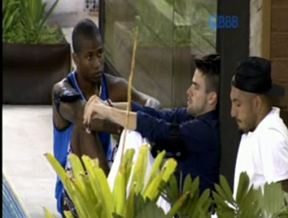Fernando com Rafael e Luan após a eliminacao da Talita p2 - 04.03.2015