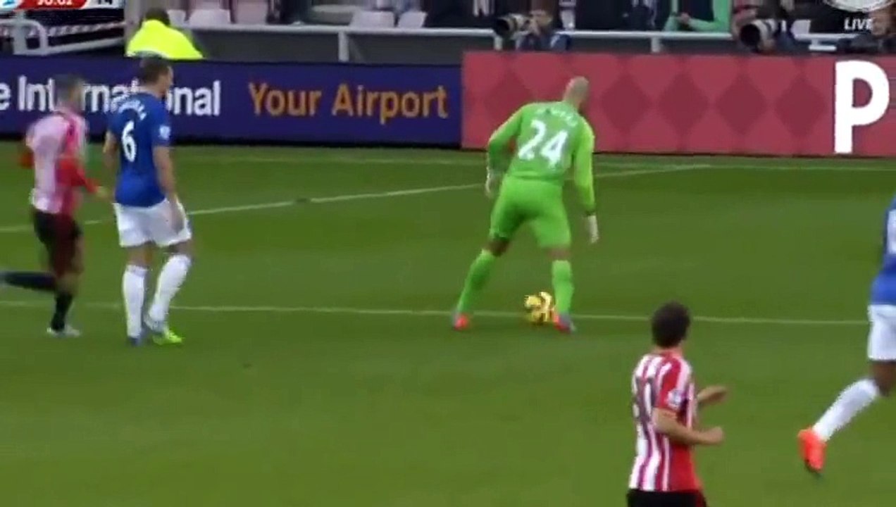 El Portero del Everton Tim Howard inventa una forma legal de parar el balón fuera del área Sunderland 1-1 Everton 09-11-2014.