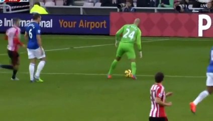 El Portero del Everton Tim Howard inventa una forma legal de parar el balón fuera del área Sunderland 1-1 Everton 09-11-2014.