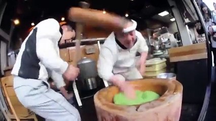 pétrir la pâte de riz au japon