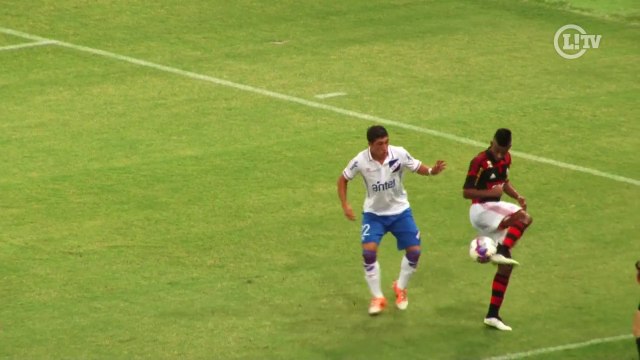 Com classe! Léo Moura dá passe de calcanhar e humilha adversário