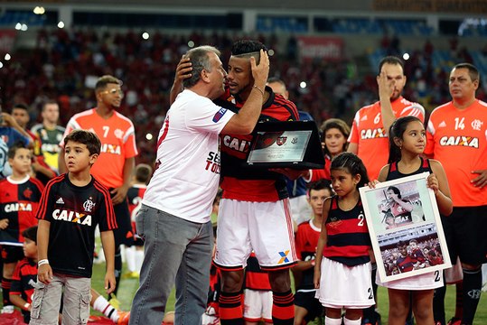 Com choro e homenagens, Flamengo se despede de Léo Moura