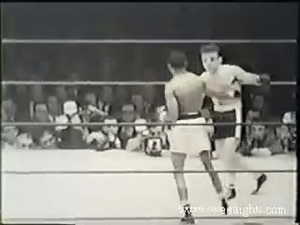 Sugar Ray Robinson fights Jake LaMotta 1