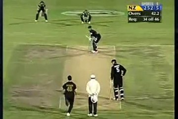Shoaib Akhtar slowest shortest run-up  freak wicket.flv