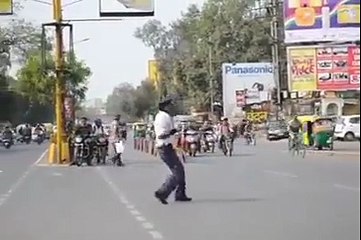 ارے یہ ٹریفک پولیس والا ہے یا پھر مائیکل جیکسن