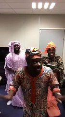 Moussier Tombola et sa bande en mode femme africaine. A mourir de rire !