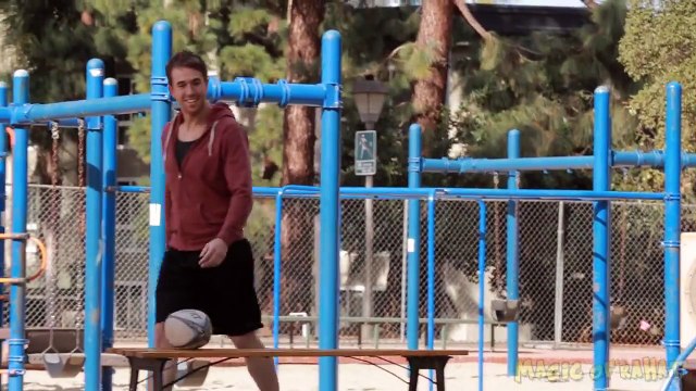 Un magicien piège des gens dans un parc avec son tour de La Porte Magique!