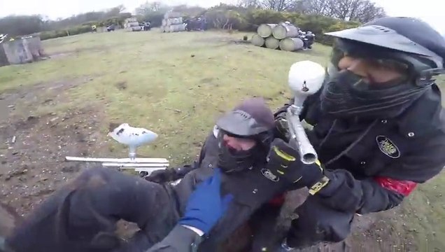 Gros FAIL dans une partie de Paintball : headshot sur un tonneau!