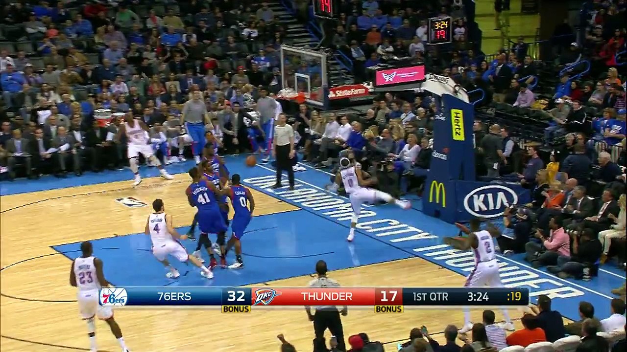 Le dunk à 2 mains de Russell Westbrook (OKC - Philadelphie)