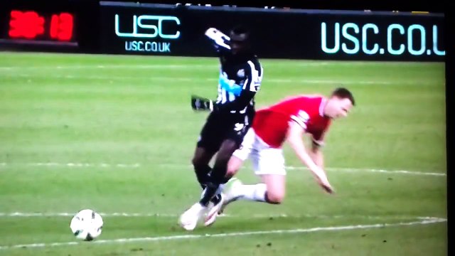 Papiss Cisse et Jonny Evans se crachent dessus (Newcastle vs. Manchester United)