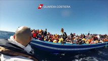 Canale di Sicilia - Si rovescia un barcone, salvate 121 persone (04.03.15)