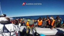 Canale di Sicilia - Barcone si rovescia, 10 morti, Guardia Costiera ne salva 121 (04.03.15)