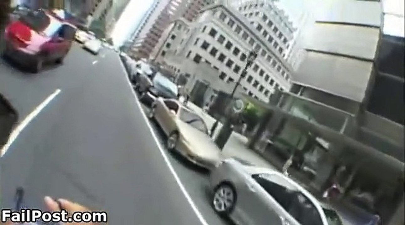 Cycliste à contre-sens contre piéton en dehors des clous. Accident garantie!