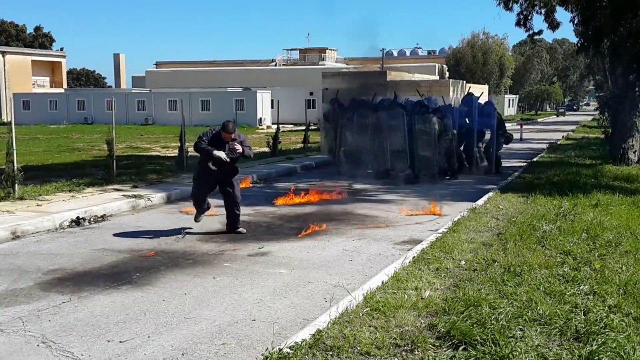 Gros FAIL avec un Cocktail molotov  : il se met le feu au visage