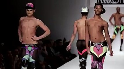 Incroyable défilé d'homosexuels. Ce qu'ils font vous laissera bouché bée.