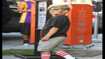 Gwen Stefani and Kids Have a Fun Face-Painting Dinner Full HD Video