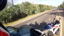 Un motard se fait violemment percuter, mais fait preuve d'un calme olympien