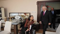 Konya - Kılıçdaroğlu, Engelli Hediye Sayı İçin Aldığı Parfümü Açarak Üzerine Sıktı