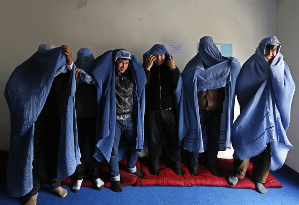 Afghanistan des hommes  d filent en burqa  dans les rues 