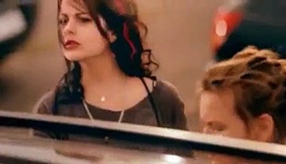 Girls Rescue Dying Dog From Car - AmazIng