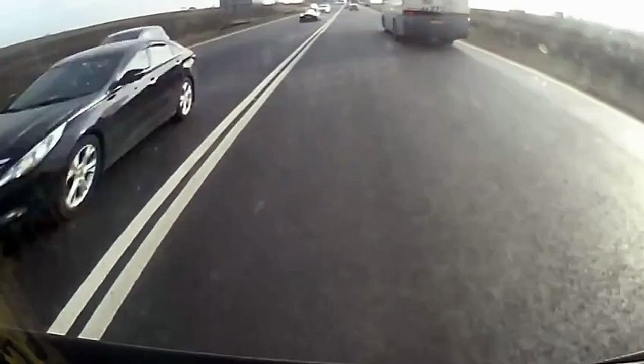 LUCKY Car Accident in Russia - Счастливчик в уж...