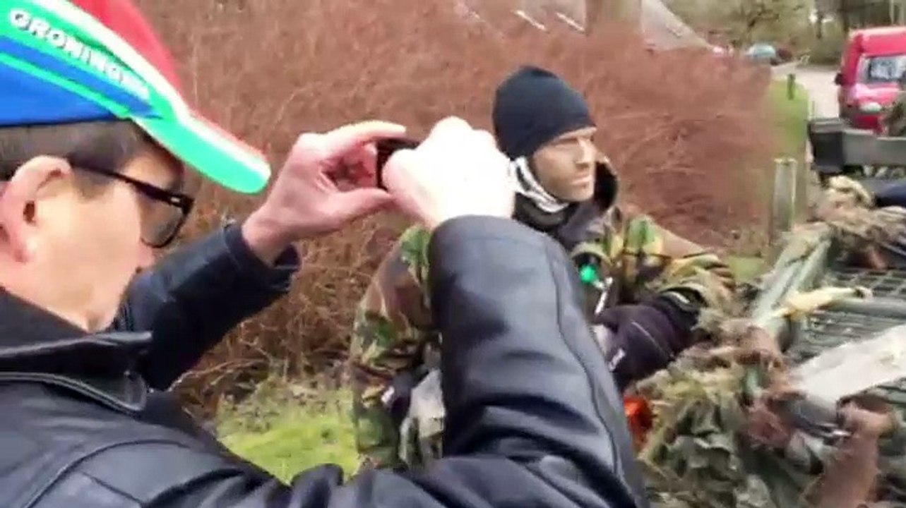 Beelden: Lanting blokkeert militaire oefening Eppenhuizen - RTV Noord